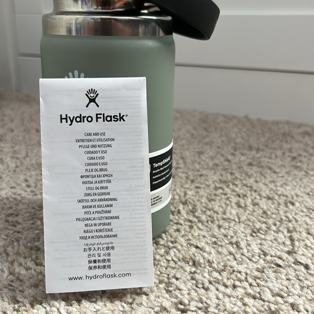 Hydro Flask Sage Green Bottle with Black Lid - Picture 10 of 10